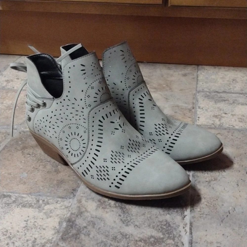 Perforated ankle bootie size 7